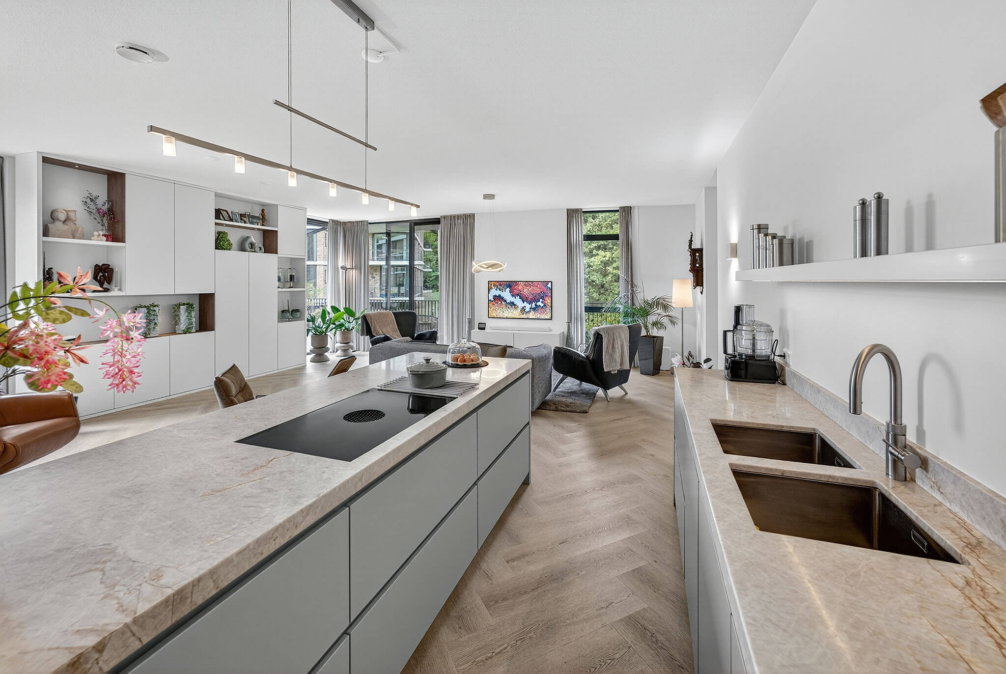 Keukentrends 2027: keuken laten aanslaten op het hele interieur met maatwerk