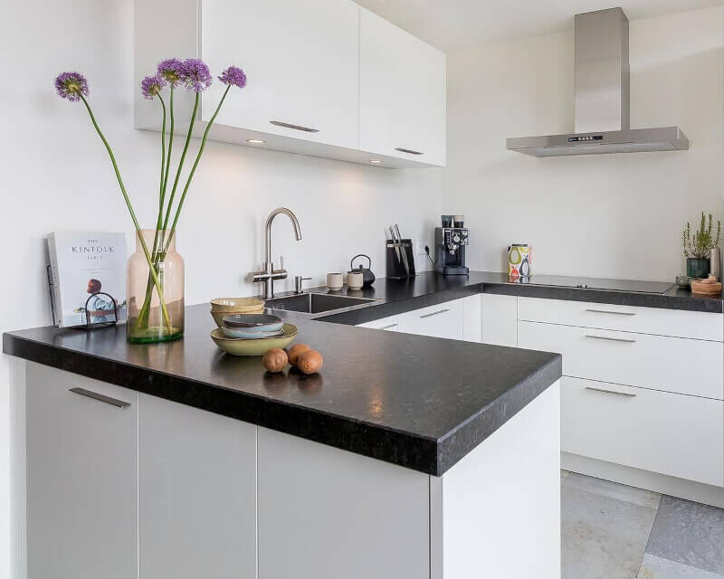 Keukeninspiratie: witte U-keuken met granieten blad
