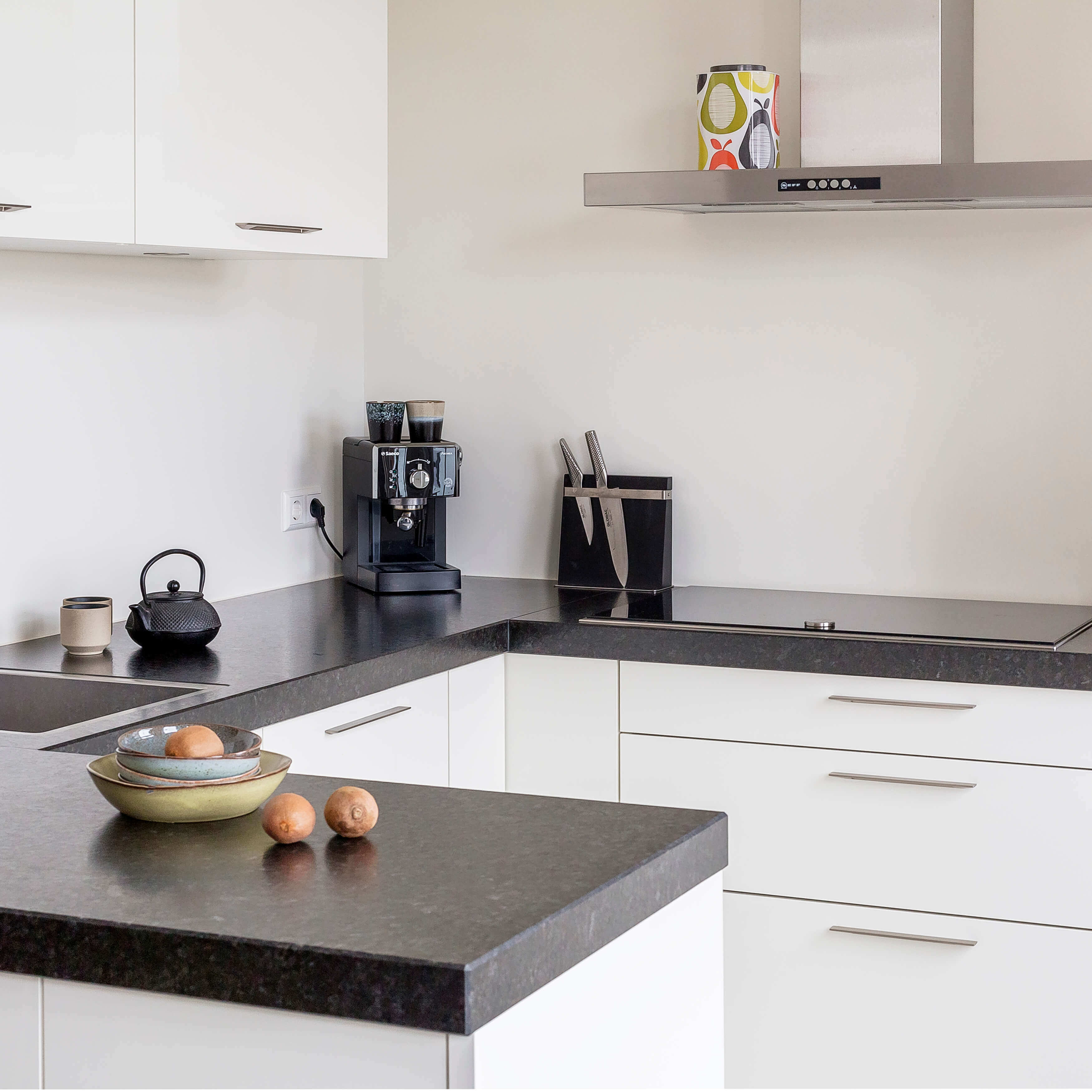 Keukeninspiratie witte U-keuken met granieten blad