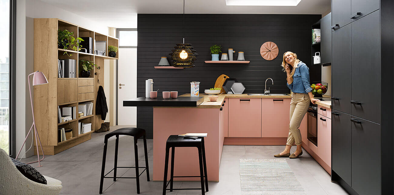 Roze keuken met zwarte achterwand