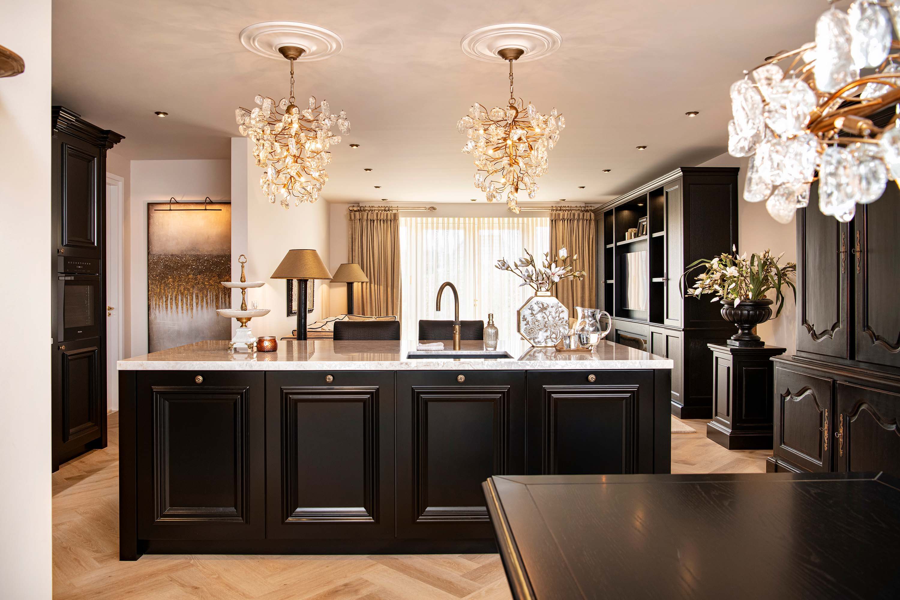 Zwarte, klassieke Engelse keuken