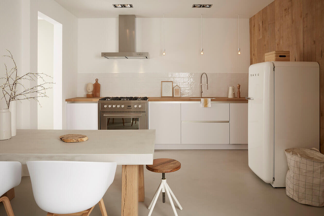 Wit minimalistische keuken in Scandinavische stijl