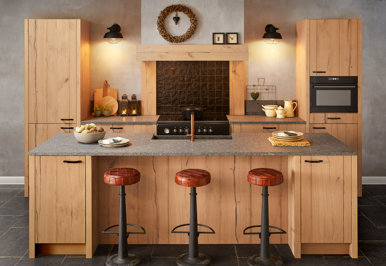 Levende, rustige boerenkeuken van hout