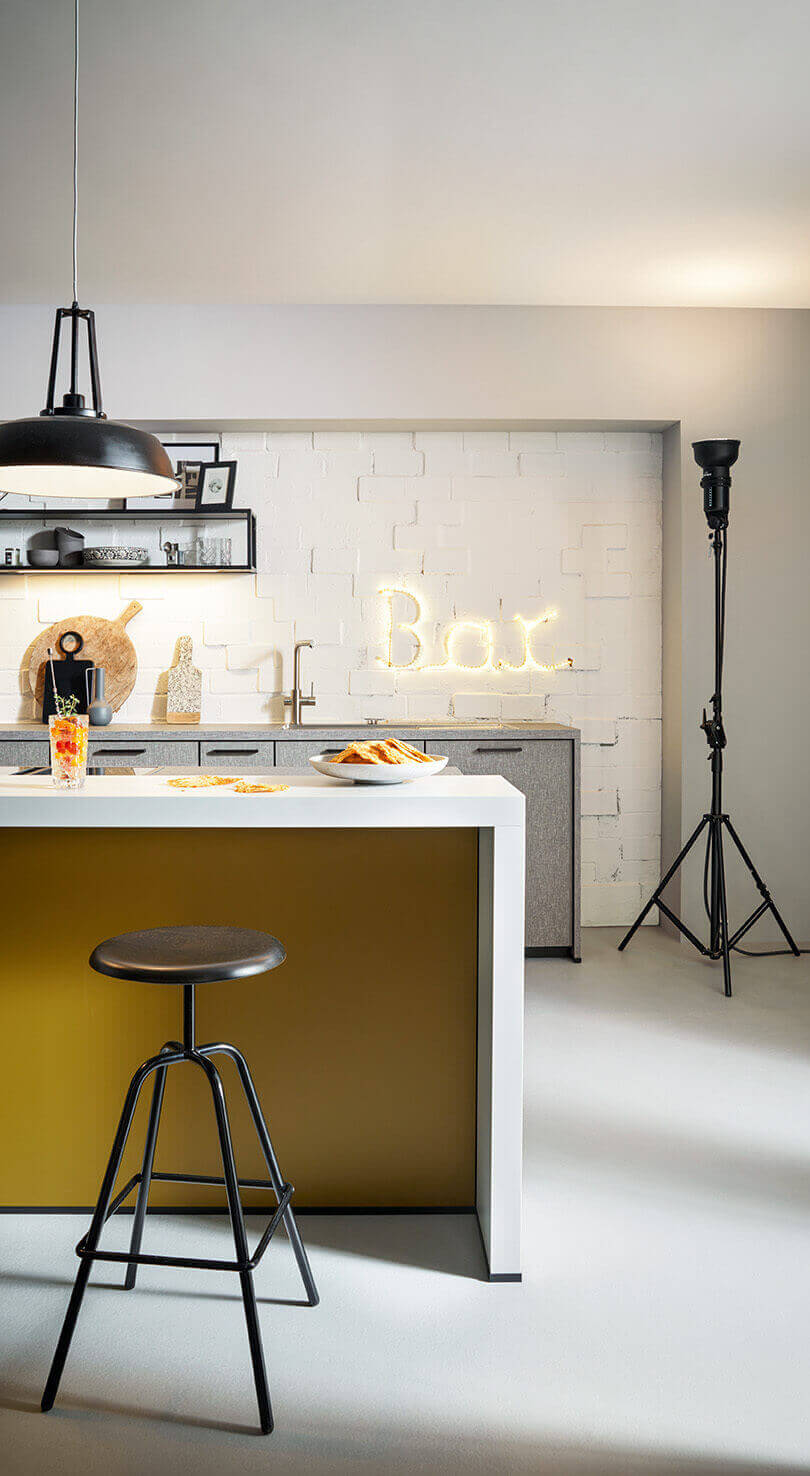 Industri&euml;le keuken met sfeervolle verlichting bij Tieleman Keukens