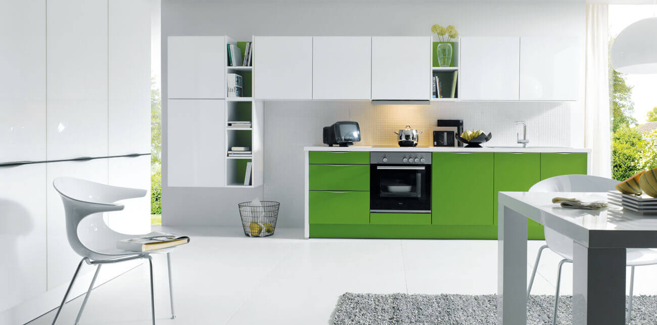Een appel groene keuken gecombineerd met wit