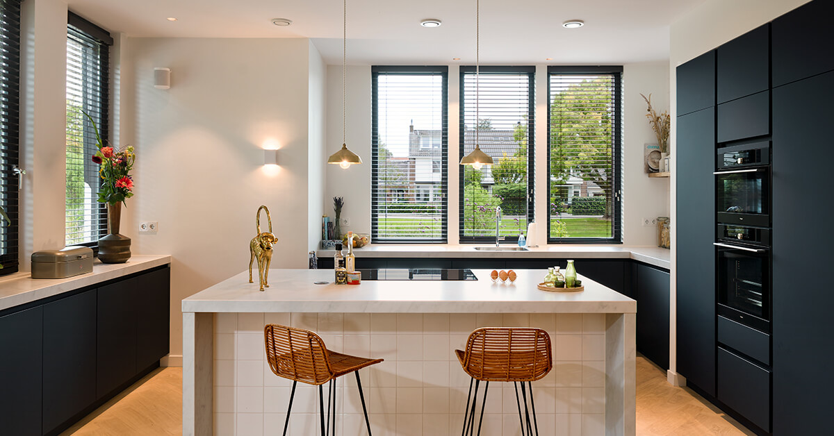 Matzwarte keuken met wit kookeiland