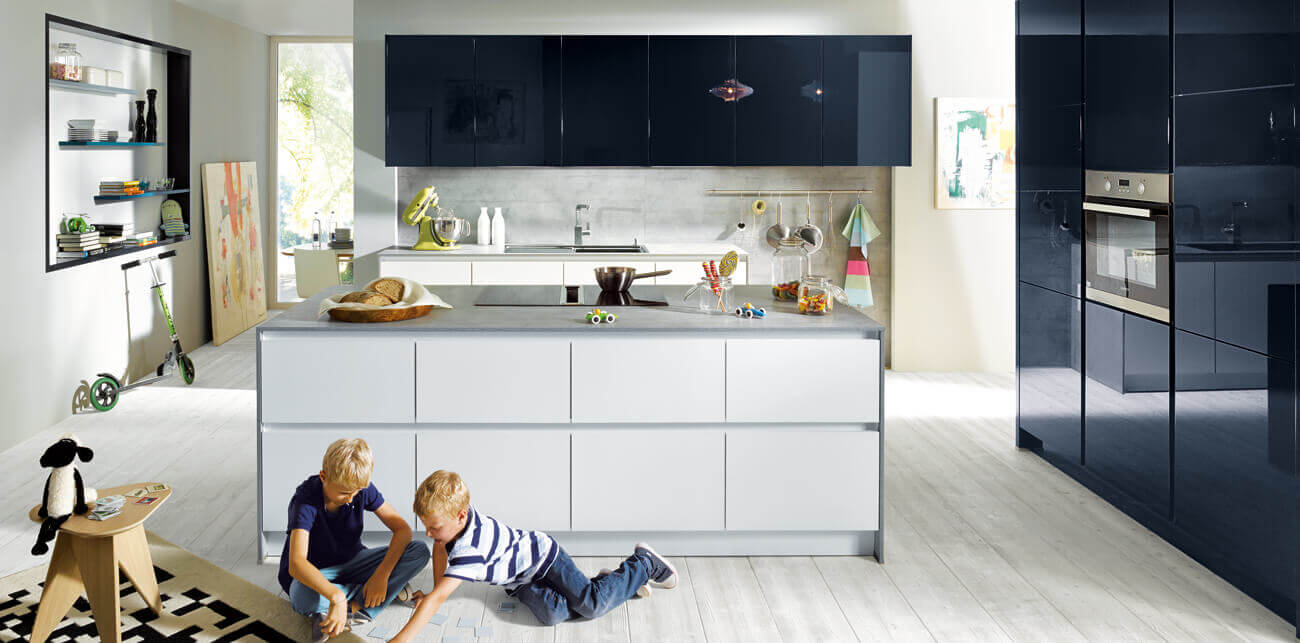 Donkerblauwe keuken gecombineerd met de kleur wit is een prachtige keuze!