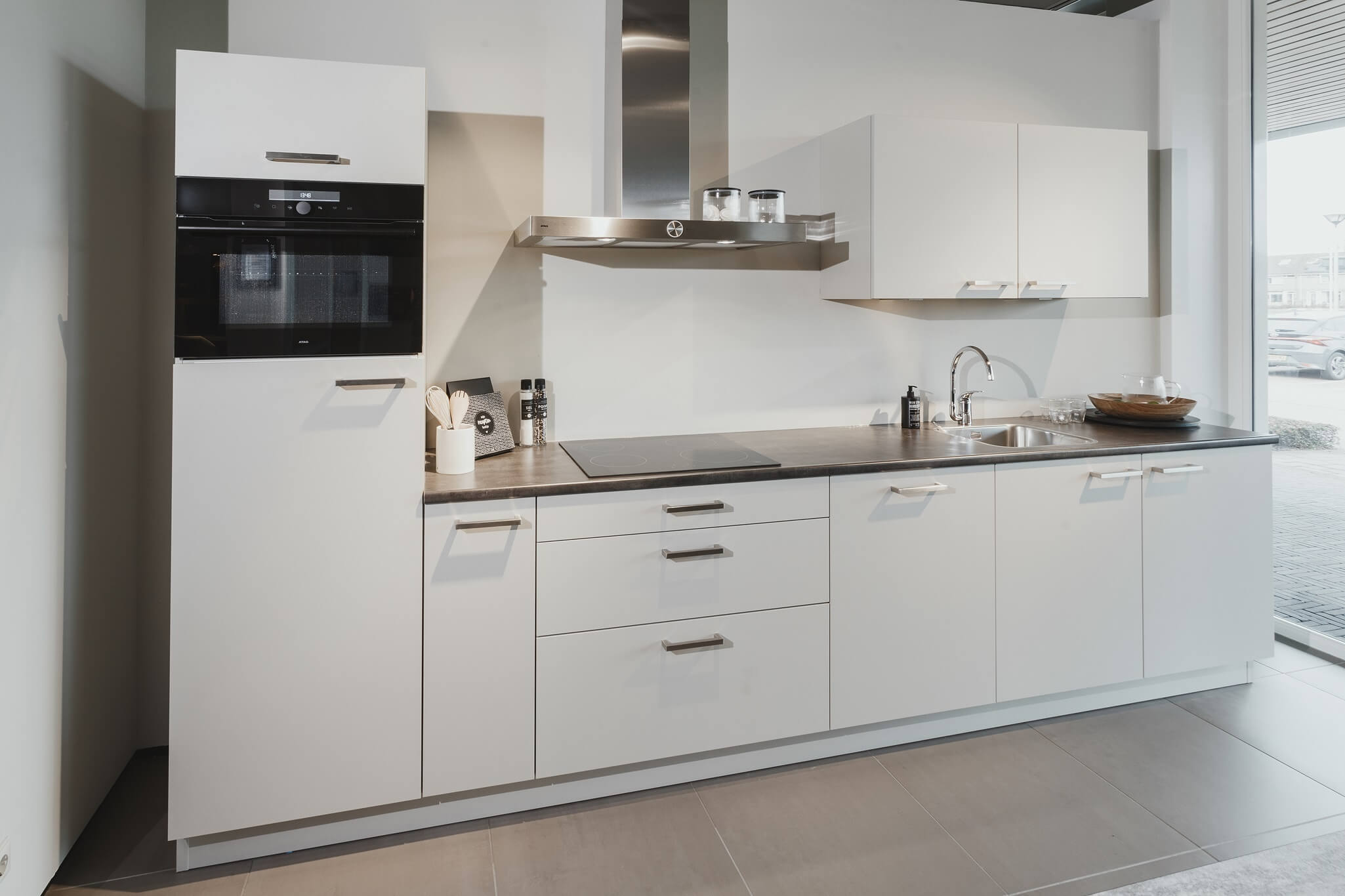 Compacte witte keuken met bovenkasten