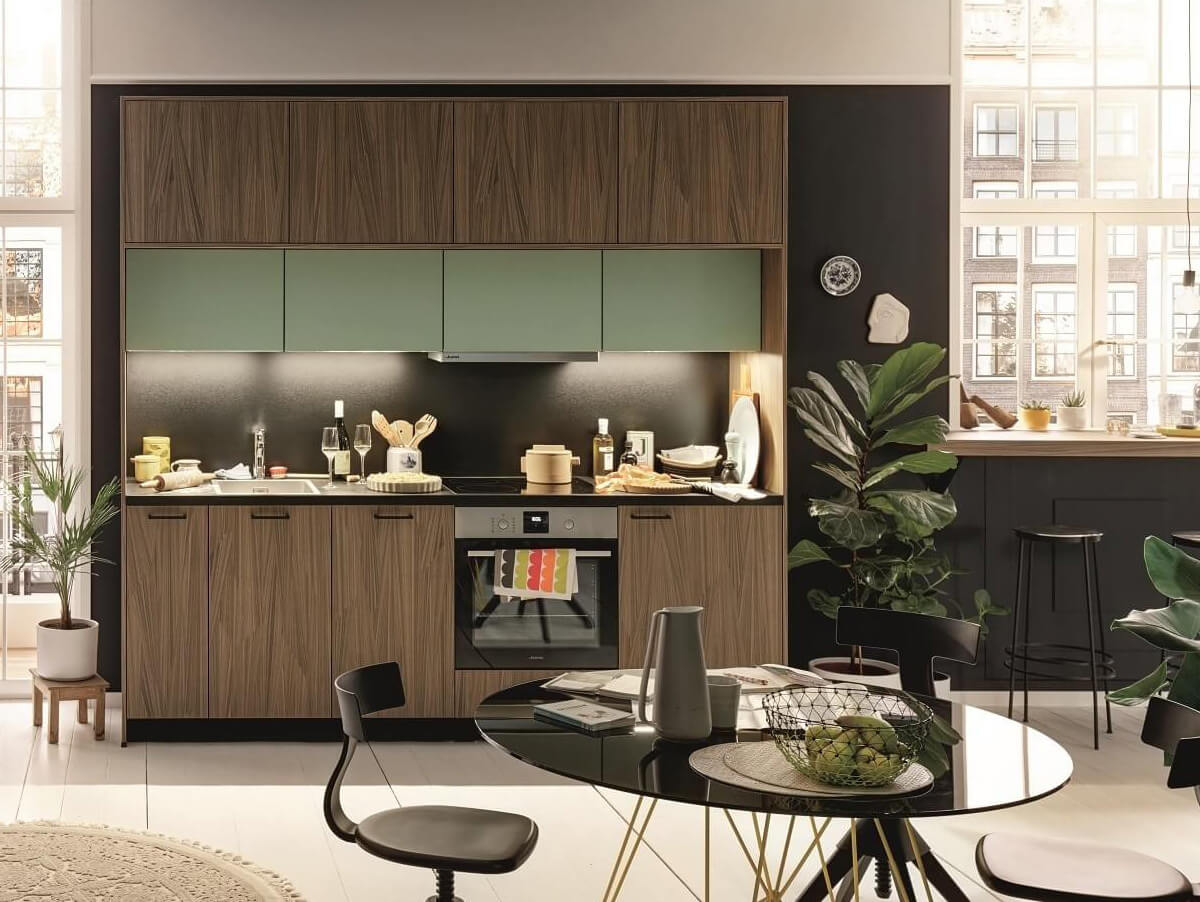 kleine keuken met bovenkasten