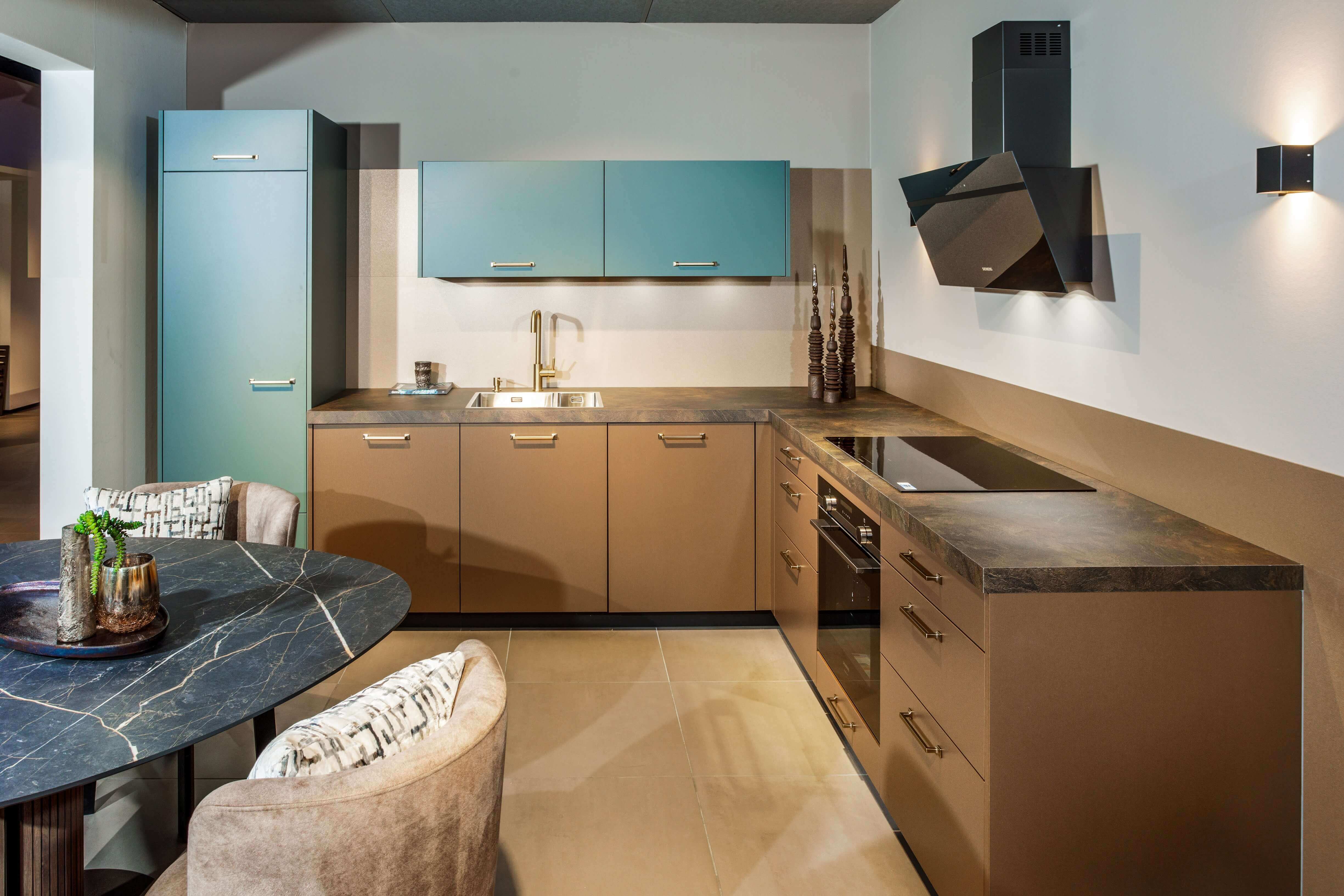 Betaalbare bruine keuken