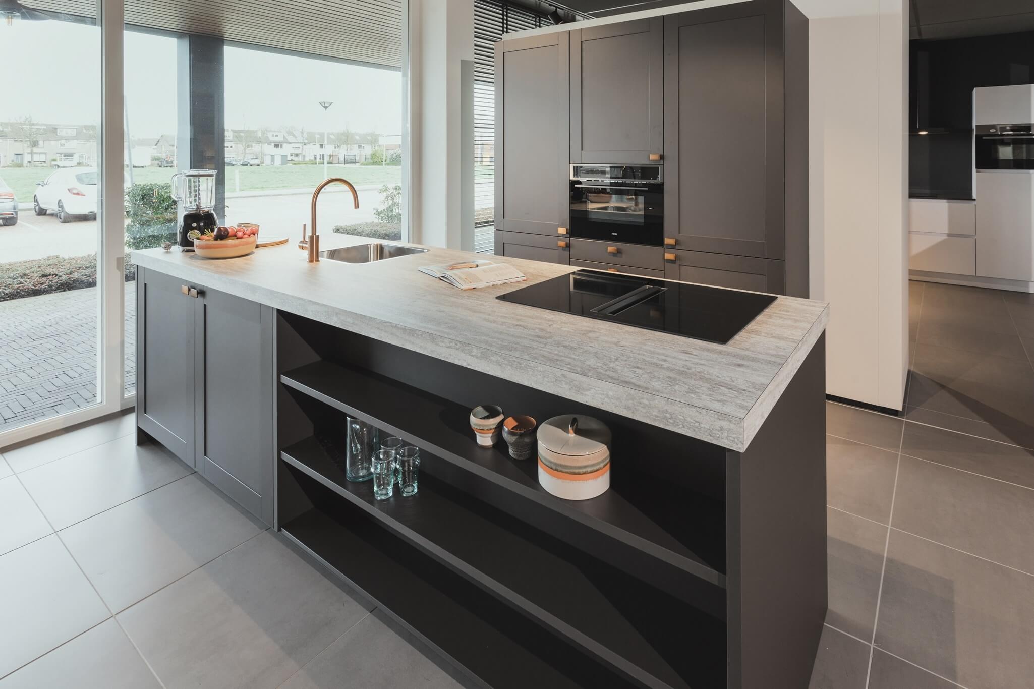 Betaalbare keuken met kookeiland