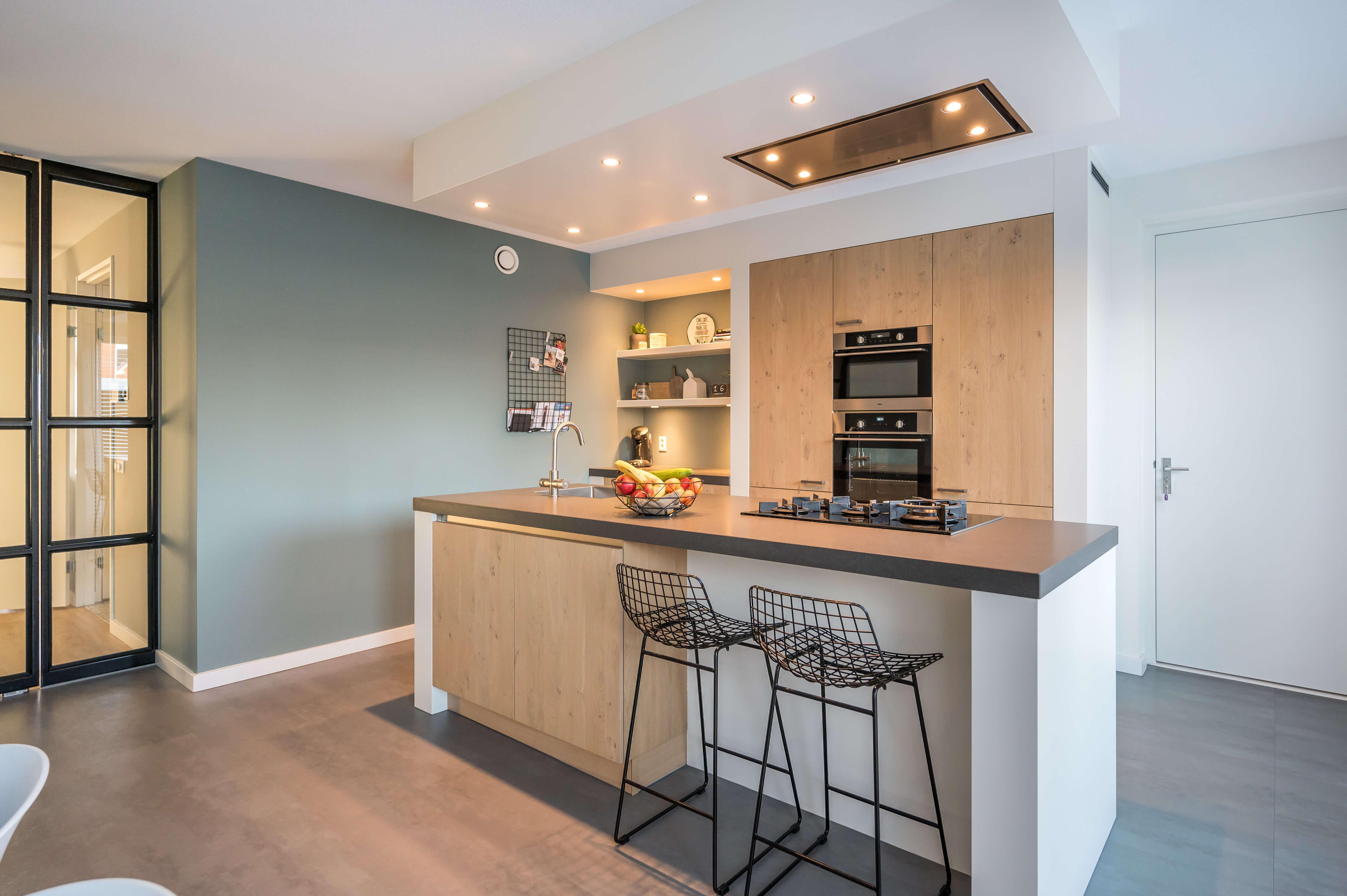 Moderne houten keuken van 3 meter met kookeiland, gaskookplaat, barkrukken en een ingebouwde plafondafzuigkap