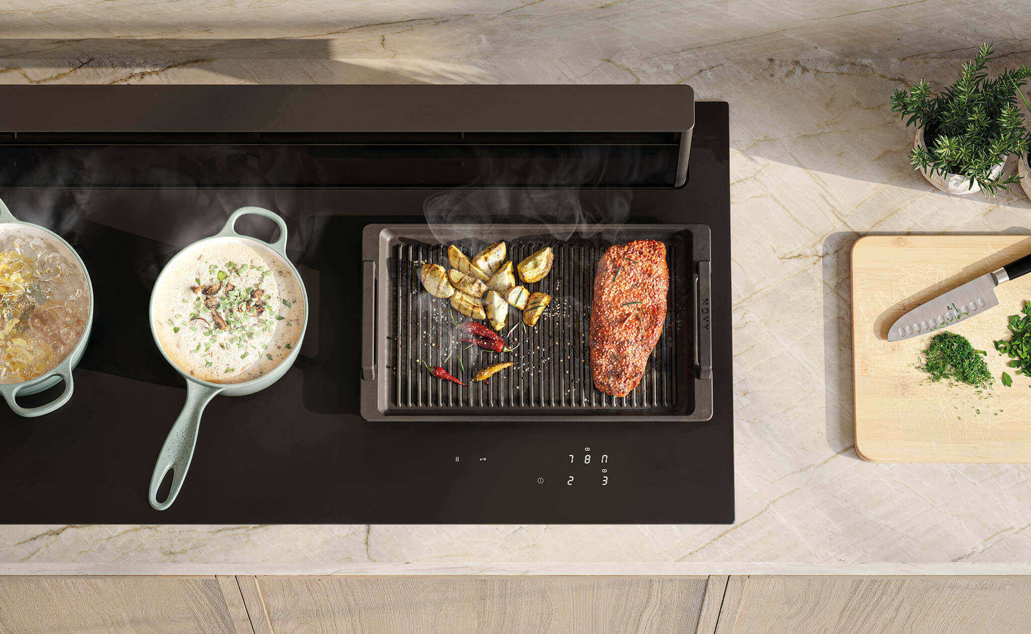 Luxe inductiekookplaat met ingebouwde afzuiging en grillplaat in een moderne keuken van 3 meter
