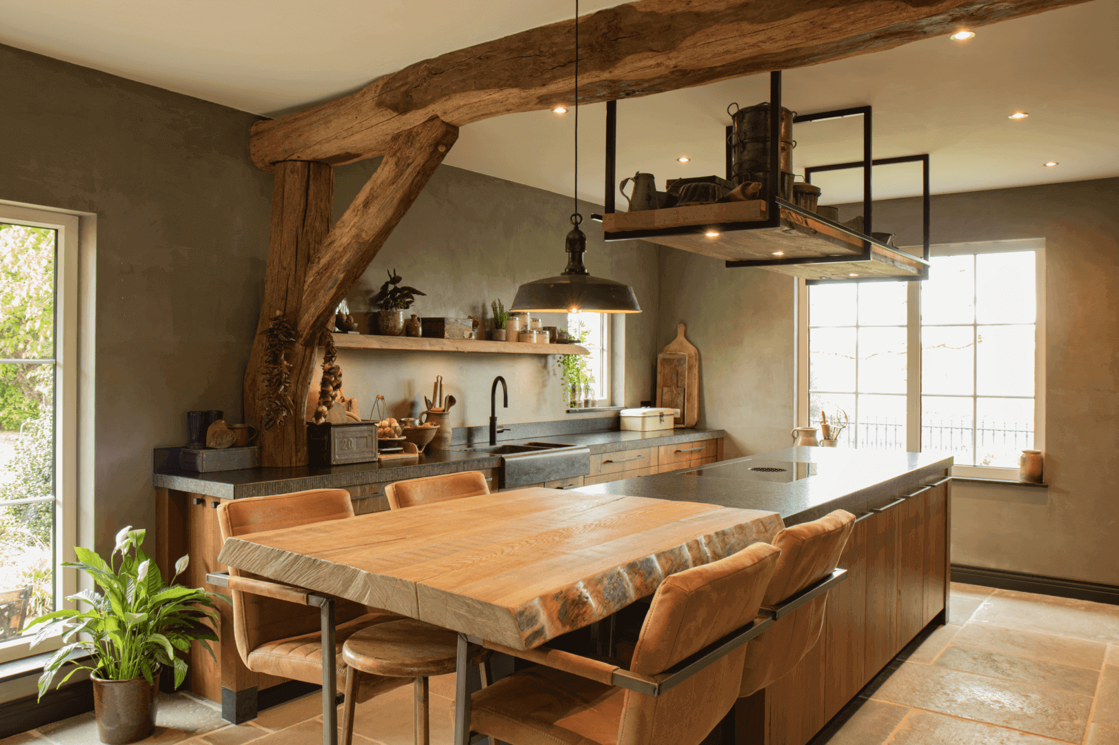 Landelijke keuken met kookeiland met ge&iuml;ntegreerde eettafel.